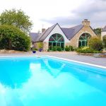 piscine avec l'abris ouvert