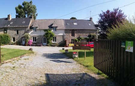 G&icirc;te n&deg;56G1294 M&eacute;n&eacute;ac - Morbihan - g&icirc;te de groupe Merlin et Viviane et maison propri&eacute;taire