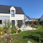 Fa&ccedil;ade sud au milieu du jardin paysag&eacute; et fleuri