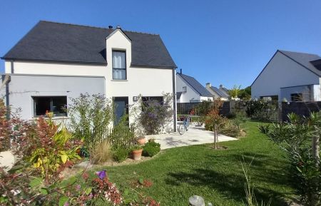 G&icirc;te n&deg;56G24093 Sarzeau - Morbihan - Fa&ccedil;ade sud au milieu du jardin paysag&eacute; et fleuri