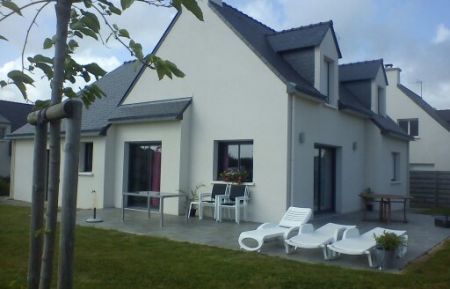G&icirc;te n&deg;56G528 Damgan - Morbihan - Terrasse avec salon de jardin et bain de soleil