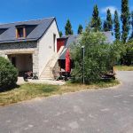 Le gite se situe à l'étage, sur la partie droite de la maison Le gite se situe à l'étage, sur la partie droite de la maison
