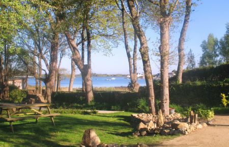 G&icirc;te n&deg;56G11936 Locoal-Mendon - Morbihan - Promenade dans le jardin de La Petite Presqu'&icirc;le... vue sur la Ria d'Etel