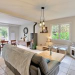 Salon avec po&ecirc;le &agrave; bois
