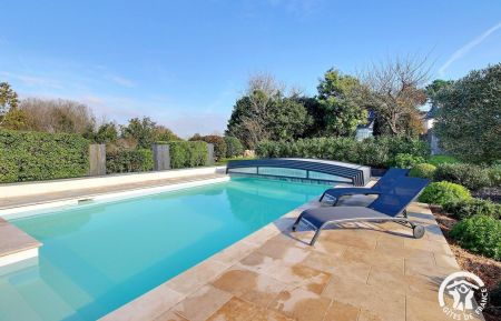 G&icirc;te n&deg;56G10611 Larmor-Baden - Morbihan - Piscine avec bains de soleil 