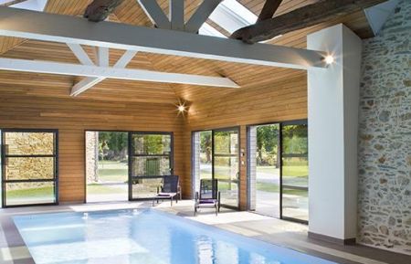 G&icirc;te n&deg;56G1836 Carentoir - Morbihan - Piscine int&eacute;rieure chauff&eacute;e toute l'ann&eacute;e &agrave; 28 &deg; et l'air &agrave; 26 &deg;.