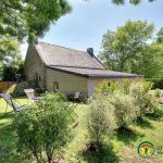 Vue du jardin avec la terrasse en contre bas